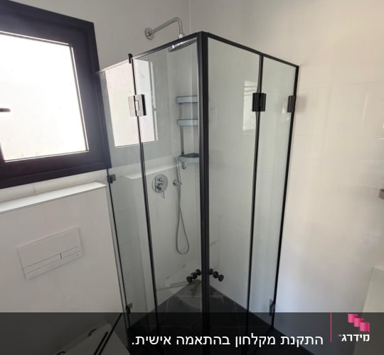 מקלחון זכוכית עם ראש מקלחת בחדר אמבטיה מודרני